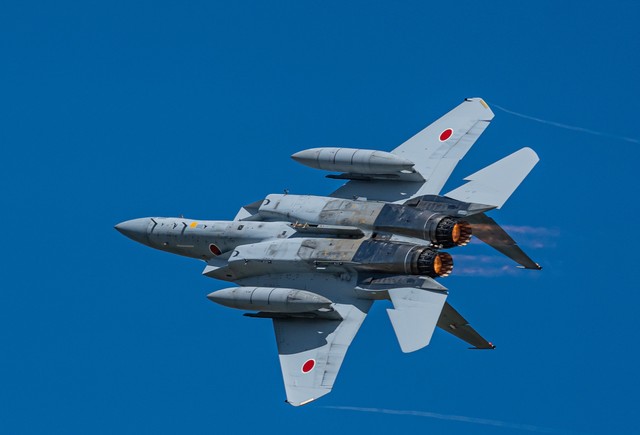 機体を大きく傾け急旋回するF-15※画像はイメージです（ZK/stock.adobe.com）