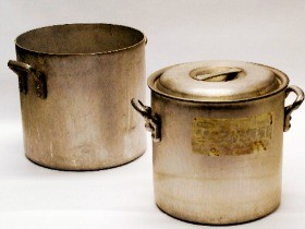 向田邦子と愛猫３匹　業務用鍋でエサを調理３時間