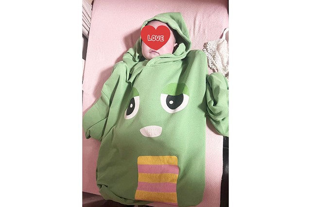 生後4カ月の娘の服が濡れてしまったのに、替えがない！！！そんなピンチに、義父が着ていたガチャピンのスウェットを脱いで着せてくれたが……さすがに大きすぎた！（画像提供：きゃびさん）