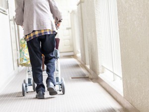 法定後見と任意後見の違いとは　必要な手続きから権限まで一覧で比較