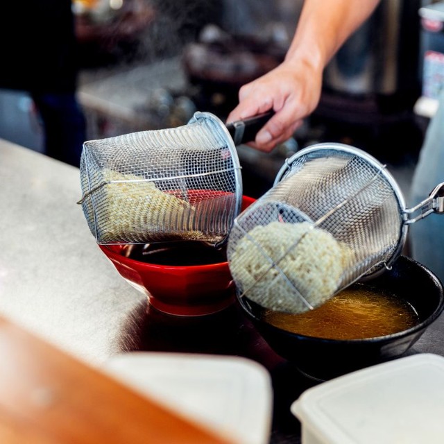 仕込みをするラーメン屋の店員　※この画像はイメージです（ artitwpd/stock.adobe.com）