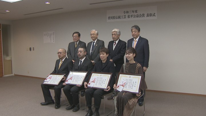 流れ小付丸盆象谷塗　仁田デザイン事務所　仁田貴夫　漆器プロジェクト　生活漆器 工芸作家の活躍をたたえる松平公益会賞の表彰式 高松市 | KSBニュース