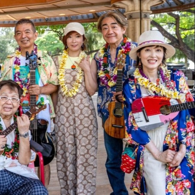 ハワイの音楽フェスに出演する高木ブー（前列左）、荻野目洋子（同右）ら「1933ウクレレオールスターズ」のメンバー