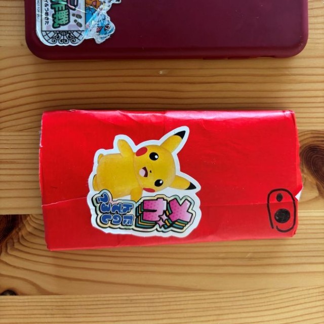 本物との比較②　ポケモンのシールで共通させているところも芸が細かいです（笑）。 ※おこももさん提供