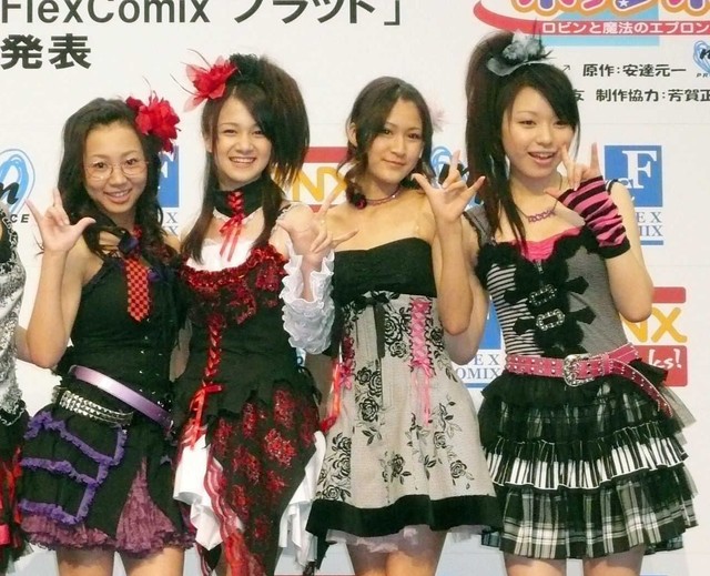 THEポッシボー時代の（左から）橋本愛奈、岡田ロビン翔子、後藤夕貴、諸塚香奈美＝2007年11月撮影