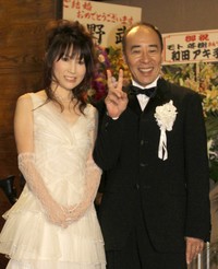 結婚披露宴を終えてフォトセッションを行うモト冬樹（右）、武東由美夫妻（2010年）