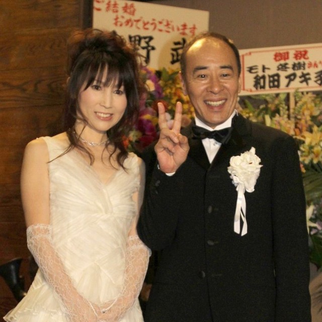 結婚披露宴を終えてフォトセッションを行うモト冬樹（右）、武東由美夫妻（2010年）