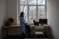 「ロンドンの自宅の書斎で作業をする時間は至福。本当に好きな仕事や勉強しかしていないので、以前より一つ一つの物事に向き合えている気がする」＝木本さん提供