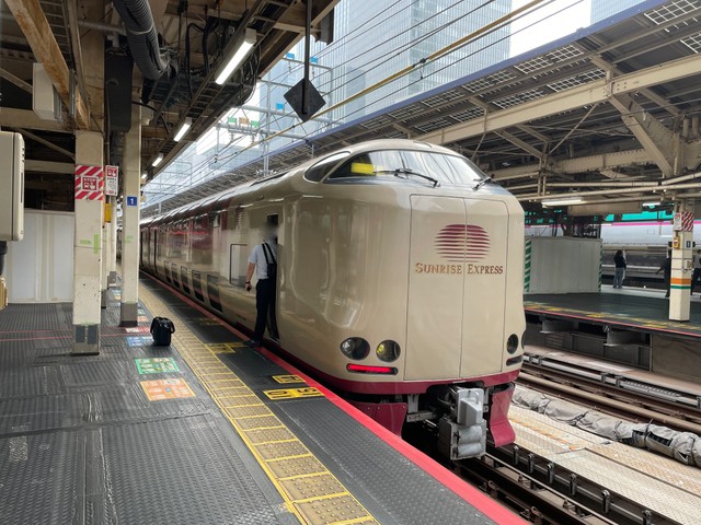 人気の夜行寝台列車として知られるサンライズ瀬戸・出雲（津城野葉太さん提供）