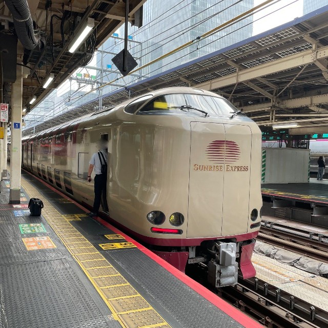 人気の夜行寝台列車として知られるサンライズ瀬戸・出雲（津城野葉太さん提供）