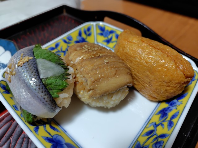こちらが江戸時代サイズの握り寿司（阿羅本景さん提供）
