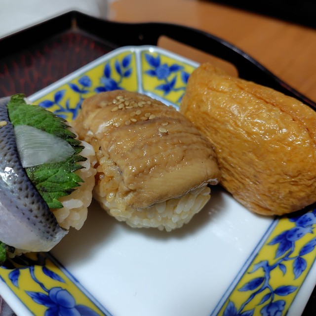 こちらが江戸時代サイズの握り寿司（阿羅本景さん提供）