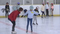 「難しいけど楽しい」小学生がアイススケートに挑戦　倉敷市で体験教室　岡山