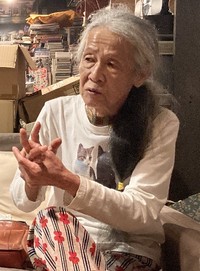 闘病中も体調を持ち直し、友人と訪れた盛岡市内のロックバーで熱く語る漫画家、イラストレーターの宮西計三さん（写真提供・イヌイジュン）