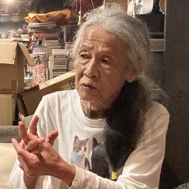 闘病中も体調を持ち直し、友人と訪れた盛岡市内のロックバーで熱く語る漫画家、イラストレーターの宮西計三さん（写真提供・イヌイジュン）
