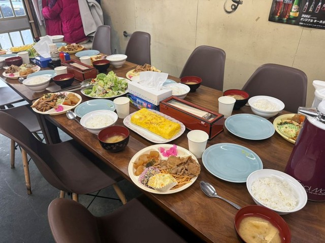 料理を並べているのに来ない予約客…。 ※「かみふらの第一食堂」提供