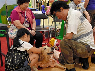 盲導犬も参加、愛護週間を前に呼びかけのキャンペーン