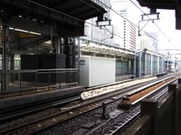 ホームから西口改札へ続く通路