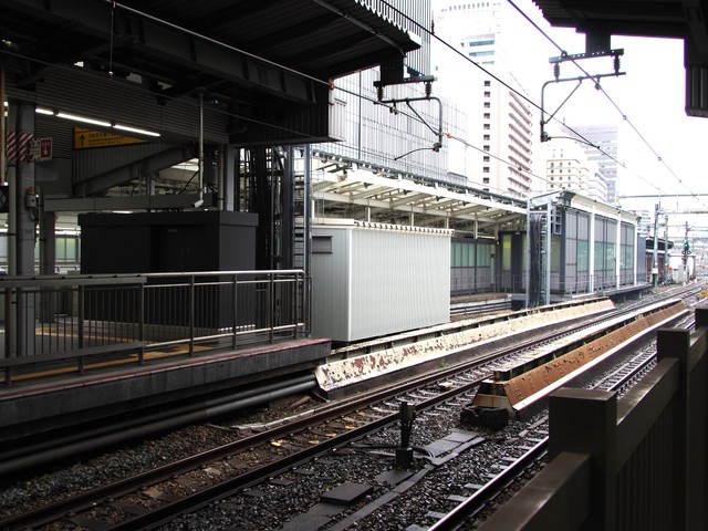 ホームから西口改札へ続く通路
