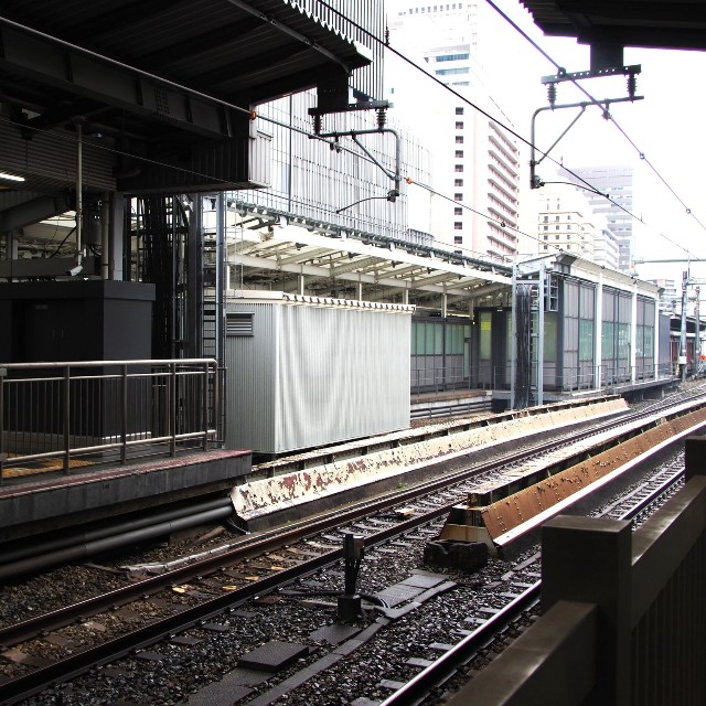 ホームから西口改札へ続く通路