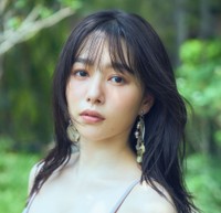 「桜井日奈子10周年記念写真集　鴇色」（東京ニュース通信社刊）