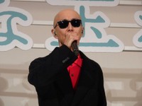 「大きな玉ねぎの下で」を熱唱するサンプラザ中野くん