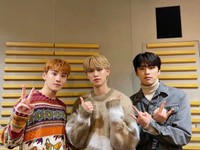 チェ社長を“お姫様抱っこ”した瑠姫(中央)。(画像出典：JO1 公式Twitter)