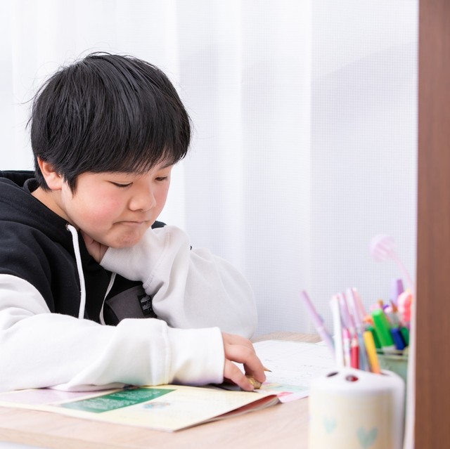自宅学習で中学受験は可能？　※画像はイメージです（KeyRabbits/photoAC）