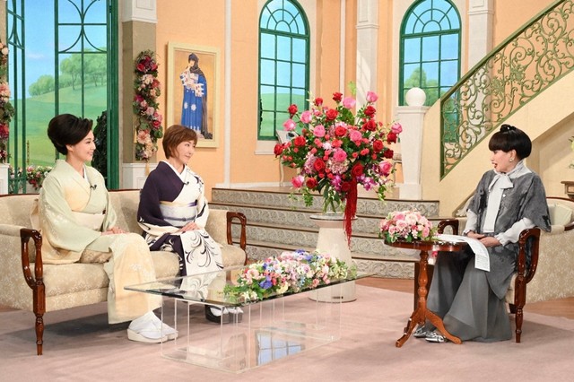 黒柳徹子さん（右）とトークを展開する高島礼子さんと藤原紀香さん
