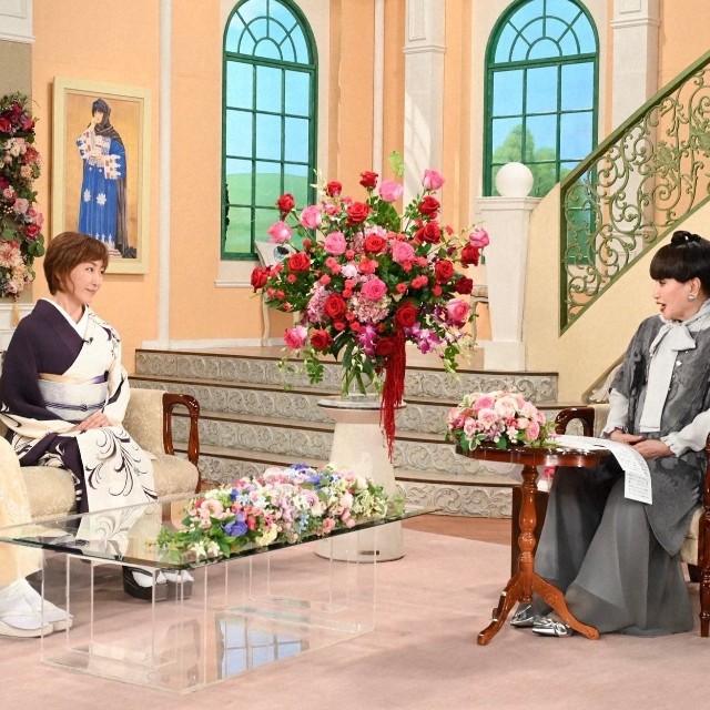 黒柳徹子さん（右）とトークを展開する高島礼子さんと藤原紀香さん