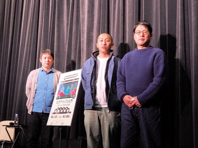 トークショーを行った（左から）濱口竜介監督、三宅唱監督、映画研究者の三浦哲哉氏＝都内