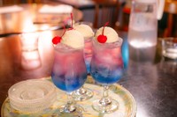 幻想的な色合いのクリームソーダ（提供：旅の自由帳さん）