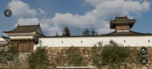 園部城を復元したＶＲ映像の画面。八木町の安楽寺に移築されている太鼓櫓（右）が元の位置に映し出される＝南丹市提供