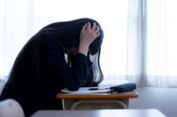 日本でのいじめ、虐待への解決の糸口をさぐるために。写真はイメージです（kapinon/stock.adobe.com）
