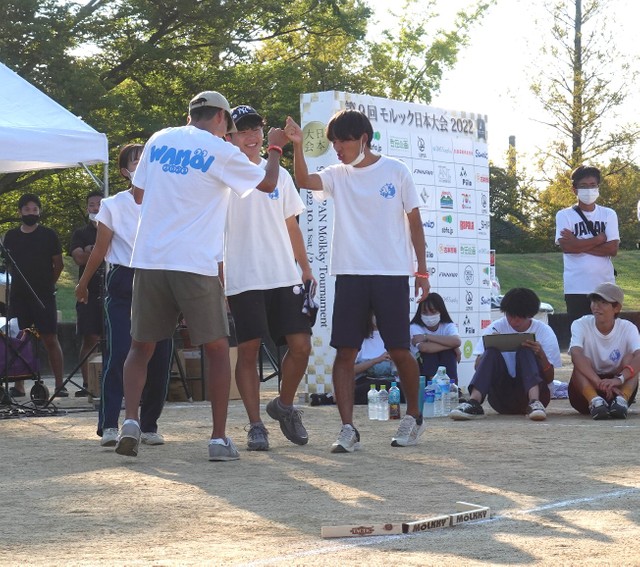 声を掛け合い士気を高める「ＷＡＭｏ　ヤングレオパルド」のメンバー