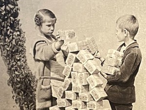 ドイツに禍根残したハイパーインフレの恐怖　卵の値段1兆倍、札束が子どものおもちゃに