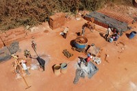 土れんがをはじめ、地元の自然素材をつかった建材を製造する「エレメンテール」の工場＝2023年12月23日、セネガル西部、シェイク・サイ撮影