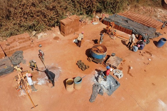 土れんがをはじめ、地元の自然素材をつかった建材を製造する「エレメンテール」の工場＝2023年12月23日、セネガル西部、シェイク・サイ撮影