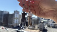 職人の姿がかっこいい！カプセルトイで／左：柄巻師の高見信夫さん・右：刀匠の森助光さん