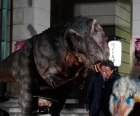 東京国立博物館・浅見龍介副館長に噛みつくティラノサウルス（左）
