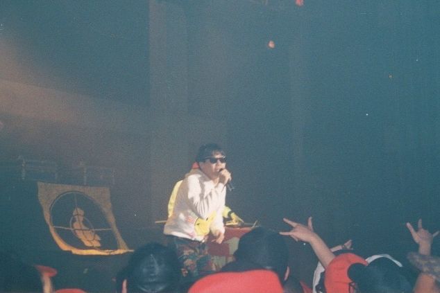 ニューヨークの人気ヒップホップ・グループ、PUBLIC ENEMYが1989年に初めて来日した際、フロントアクトとしてクラブチッタ川崎のステージで歌ういとうせいこうさん
