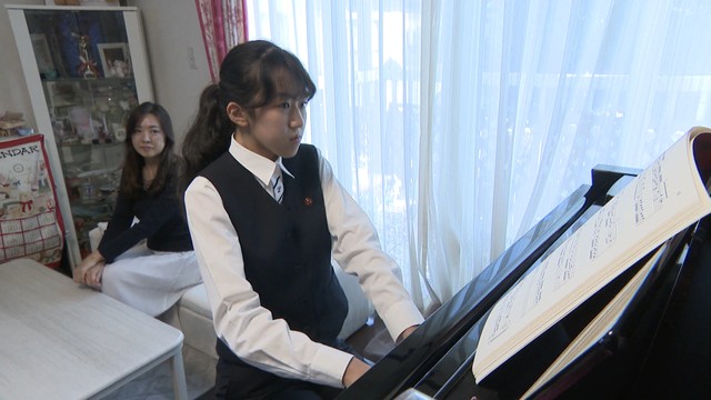 中島結里愛さん　左は母・千香さん　2024年5月撮影