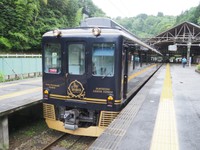 南大阪線・吉野線で活躍する観光特急「青い交響曲」