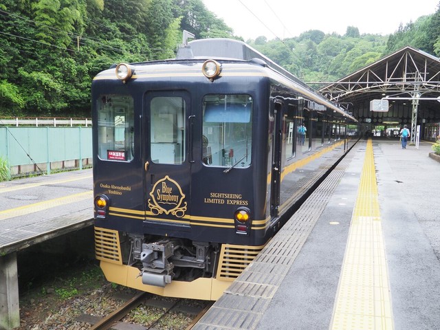 南大阪線・吉野線で活躍する観光特急「青い交響曲」