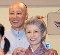 ドラマ「ちびまる子ちゃん」の制作発表に出席した、おばあちゃん役の市毛良枝（右）、おじいちゃん役のモト冬樹＝2006年撮影
