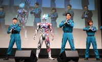 （左から）内藤好美、ウルトラマンブレーザー、蕨野友也、搗宮姫奈＝2023年