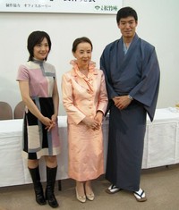 （左から）富田靖子、八千草薫さん、高嶋政宏＝2002年