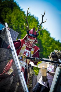 サバゲ―を行うソロミツさん。 ※ソロミツさん提供