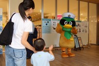 自転車の安全な利用に関する広報活動に参加するシモガーモ（２０２５年９月２７日、京都市左京区・洛北阪急スクエア）