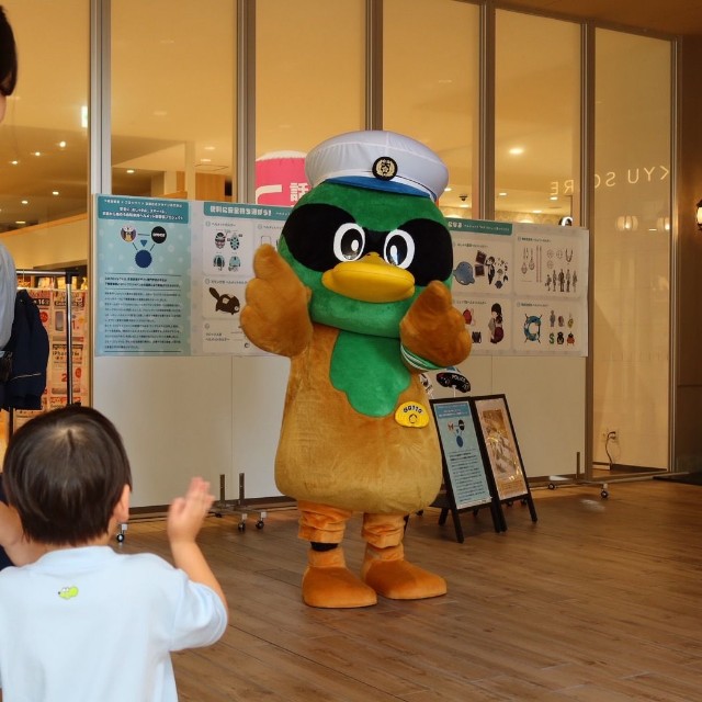 自転車の安全な利用に関する広報活動に参加するシモガーモ（２０２５年９月２７日、京都市左京区・洛北阪急スクエア）